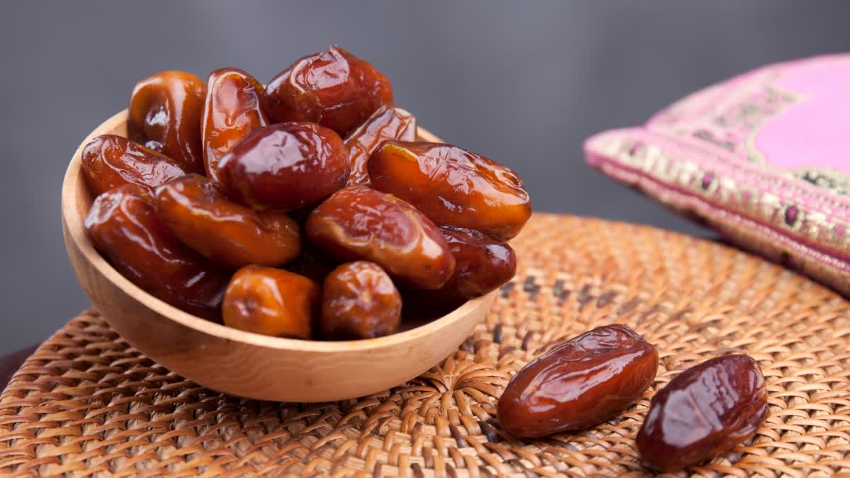 Five Benefits of Eating Soaked Dates