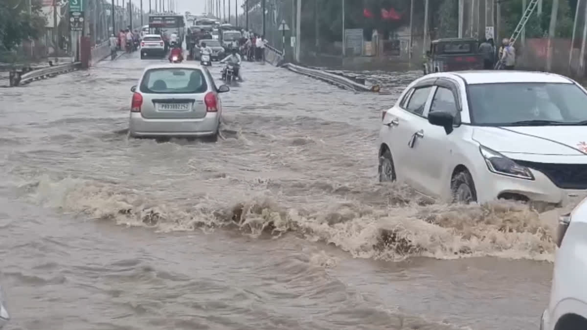 The first monsoon rains in Mansa, the entire city was flooded, the administration opened polls.