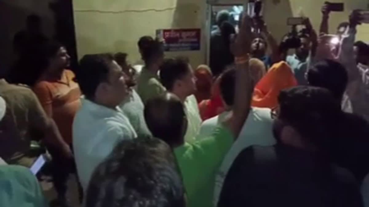 कानपुर में विधायक के समर्थकों ने घेरा थाना