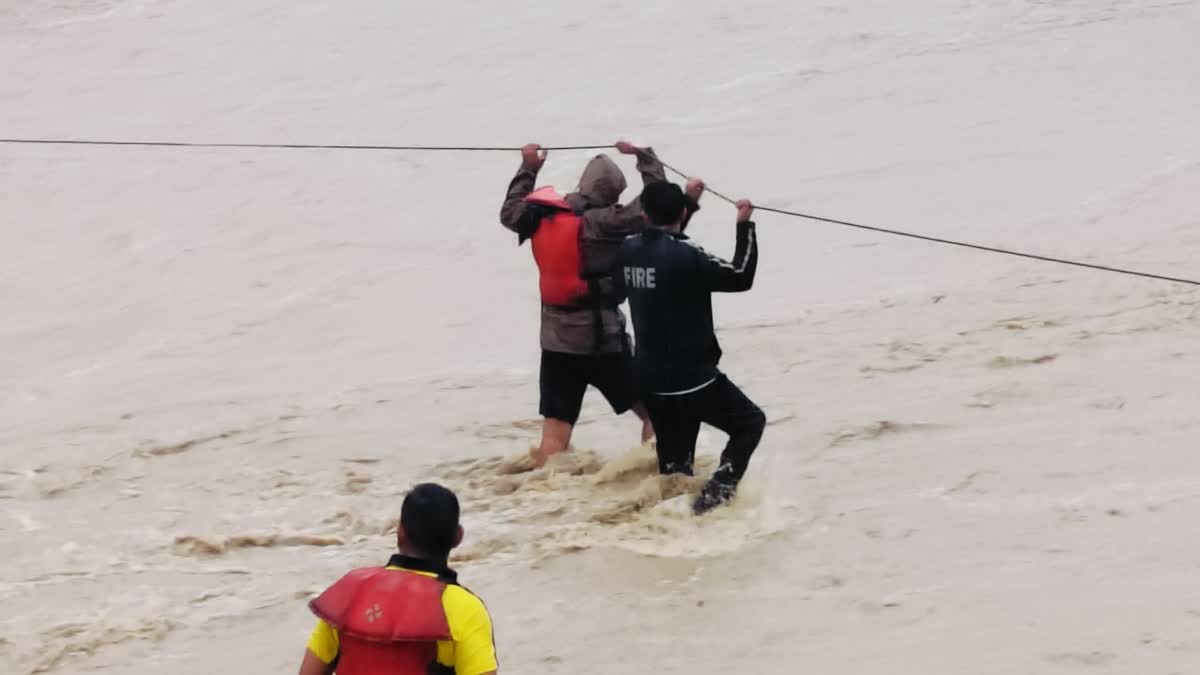 Tourists Stranded in Gucchupani