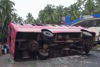 TIPPER TRUCK AND BUS ACCIDENT  KOZHIKODE ACCIDENTS  ബസ് ലോറിയിൽ ഇടിച്ച് അപകടം  കോഴിക്കോട് വാഹനാപകടം