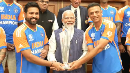 Indian team Virat Kohli, Rahul Dravid and Rohit Sharma cut special cake at Hotel before meet PM Modi