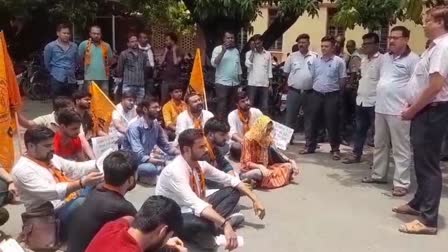 ABVP धरने पर बैठा