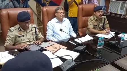 बैठक में मौजूद रहे पुलिस के अधिकारी