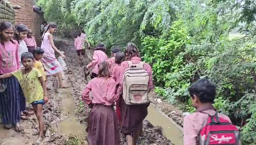 हर स्तर पर शिकायत और गुहार के बाद भी नहीं बनी सड़क.