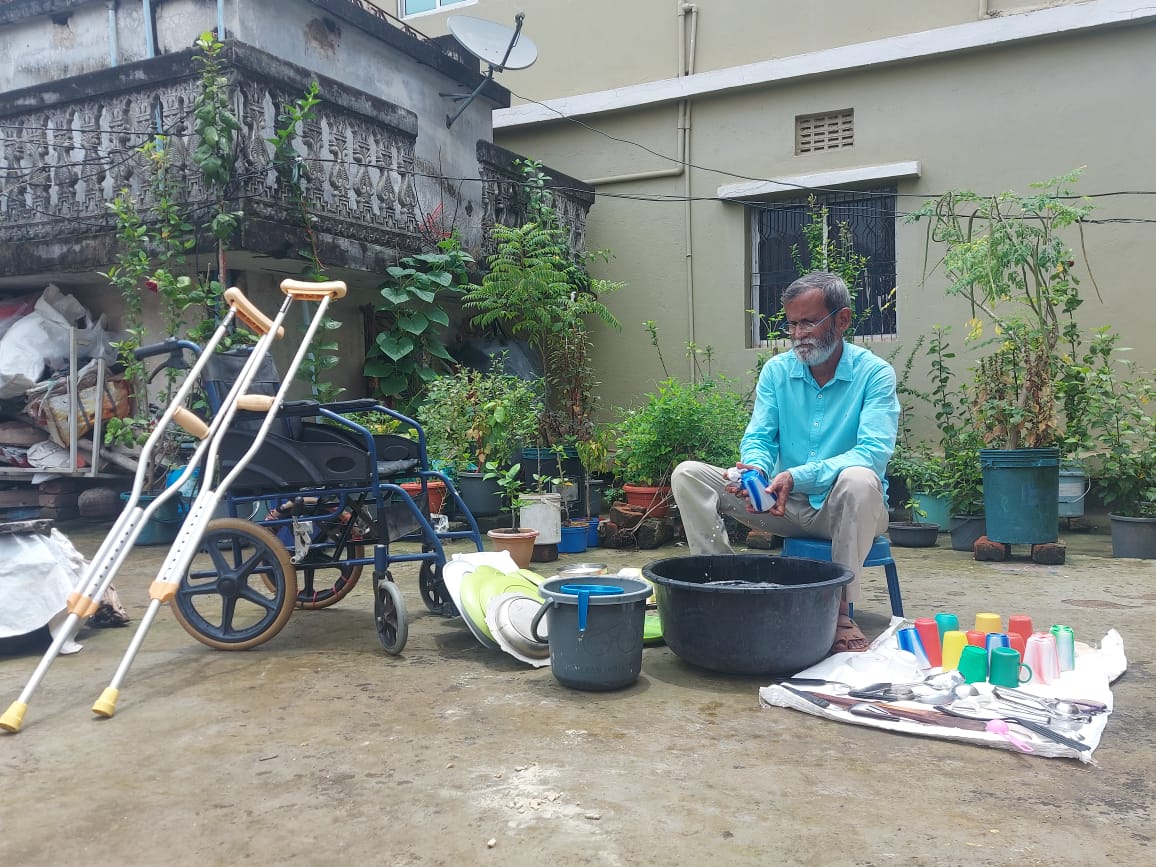 ganga cleaning old utensils