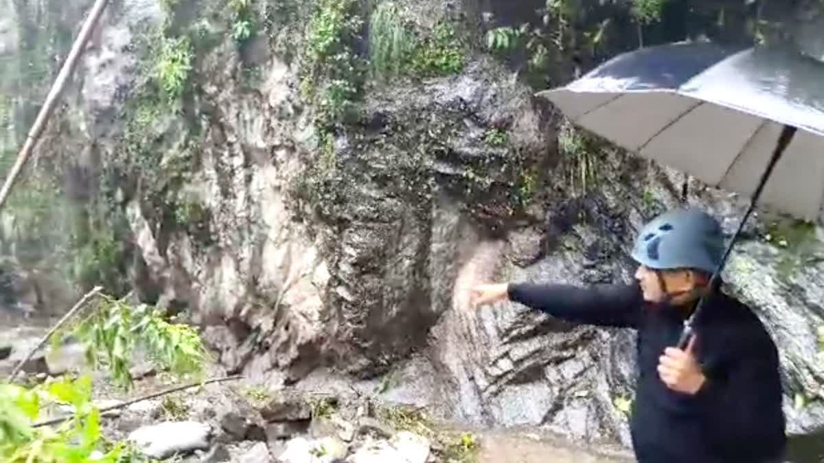 kedarnath landslide  two shops damaged  several people trapped under debris  ಕೇದಾರನಾಥ್​ನಲ್ಲಿ ವರುಣನ ಆರ್ಭಟ  ಎರಡು ಅಂಗಡಿ ನೆಲಸಮ  13ಕ್ಕೂ ಹೆಚ್ಚು ಜನ ನಾಪತ್ತೆ  ಗೌರಿಕುಂಡ್‌ನಲ್ಲಿ ಬೆಟ್ಟವೊಂದು ಕುಸಿದು  ಎರಡು ಅಂಗಡಿಗಳು ನಾಶ  ರಾತ್ರಿಯಿಂದ ಭಾರೀ ಮಳೆ  ಮಳೆ ತನ್ನ ಉಗ್ರ ಸ್ವರೂಪ