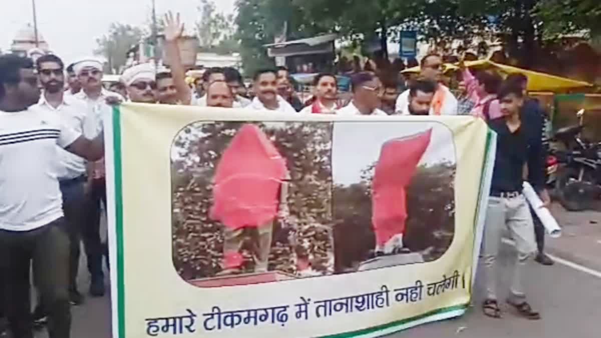 protest intensified against Madhavrao Scindia statue