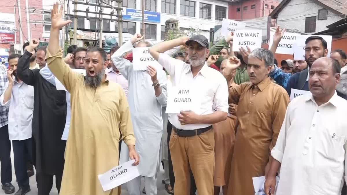 jk-bank-security-guards-protest-against-disengagement-in-srinagar