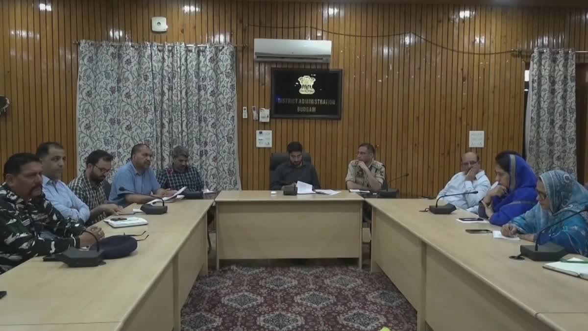 dc-budgam-reviews-arrangements-for-independence-day-celebrations