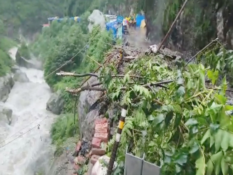 uttarakhand-kedarnath-landslide-shops-damaged-and-several-people-trapped-under-debris