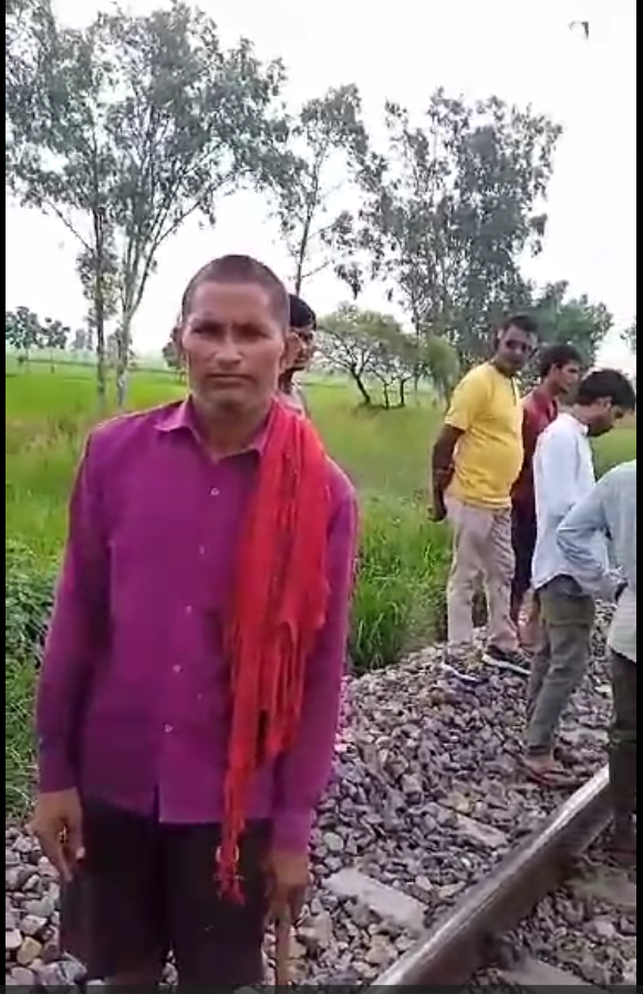 crack-on-railway-in-uttarpradesh-track-farmer-stopped-train-by-showing-red-garment-after-seeing-cracks-on-track