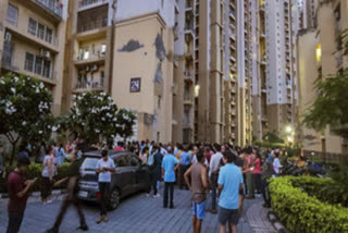 Lift collapse in Delhi  Woman dies after lift collapse  Lift cable snaps at high rise building  Paras Tierra Society Delhi  ರಾಷ್ಟ್ರ ರಾಜಧಾನಿಯಲ್ಲಿ ದುರಂತ  ಅಜ್ಜಿ ಇದ್ದ ಲಿಫ್ಟ್​ ಕುಸಿತ  ರಾಷ್ಟ್ರ ರಾಜಧಾನಿ ದೆಹಲಿಯಲ್ಲಿ ದುರಂತ ಘಟನೆ  ಪ್ಯಾರಾಸ್ ಟಿಯೆರಾ ಸೊಸೈಟಿ ಕಟ್ಟಡ  ಲಿಫ್ಟ್ ಕುಸಿದು ಹೃದಯಾಘಾತ  ಪ್ರಜ್ಞೆ ತಪ್ಪಿ ಬಿದ್ದ ವೃದ್ಧೆ  Lift collapse at high rise societ