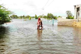 Banaskantha Rain: વાવ તાલુકાના ટડાવ ગામમાં રોડ પર પાણી ભરાઈ જતા વાહન ચાલકો અને ખેડુતો પરેશાન