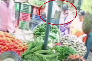 women thief caught on cc tv camera