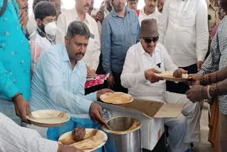 Vatal Nagaraj serving Ragiball