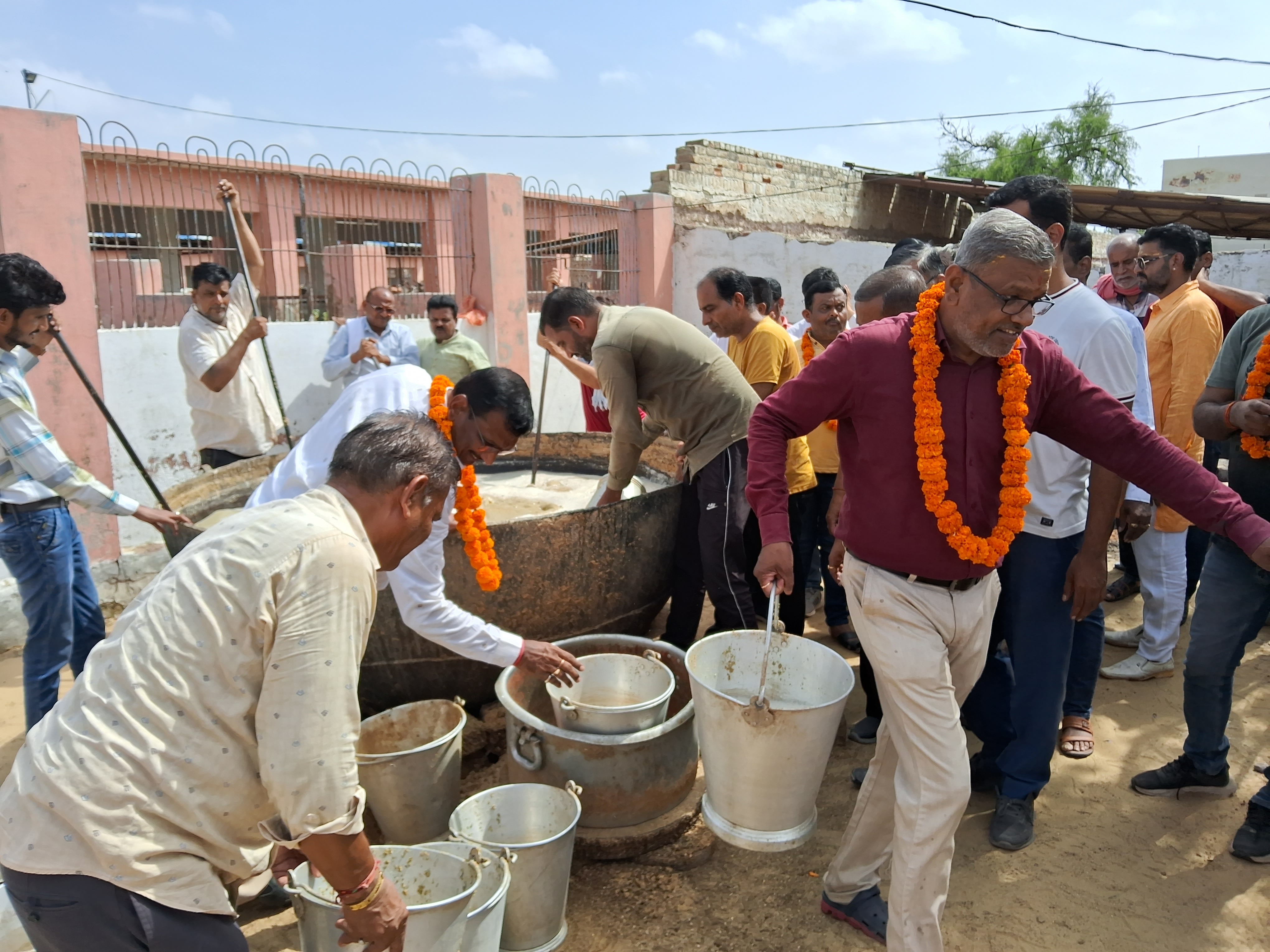 गौभक्त गायों को खिलाने के लिए ले जाते लापसी