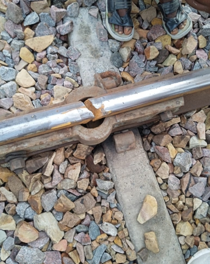 Crack On Railway in uttarpradesh Track farmer stopped train by showing red garment after seeing cracks on track