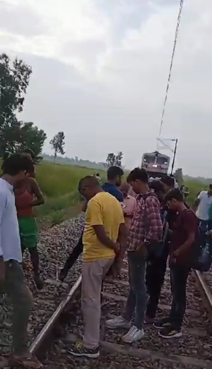 Crack On Railway in uttarpradesh Track farmer stopped train by showing red garment after seeing cracks on track