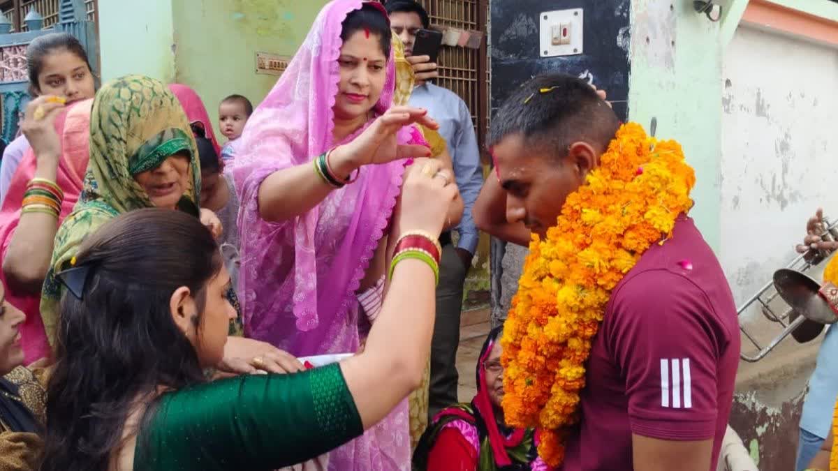 After completing Airforce training Agniveer Sachin Sharma reached his ancestral village in Hathras UP News in Hindi