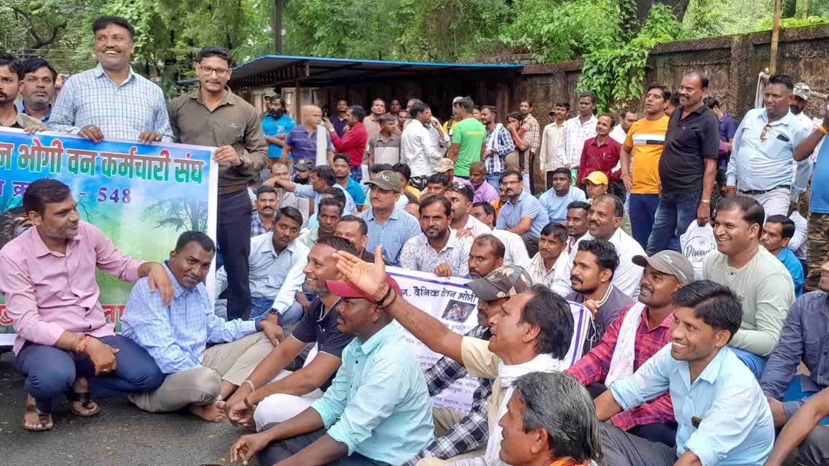 forest workers union protest in Bilaspur