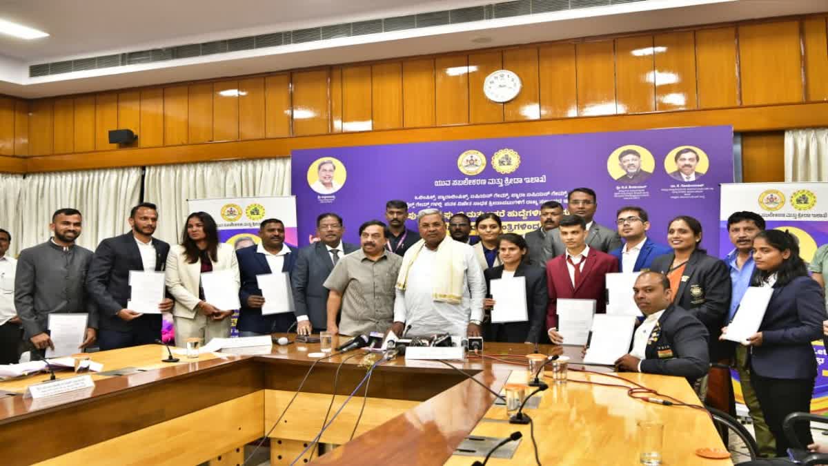 cm-siddaramaiah-distribute-offer-letter-for-various-departments-recruitment-to-sports-achievers