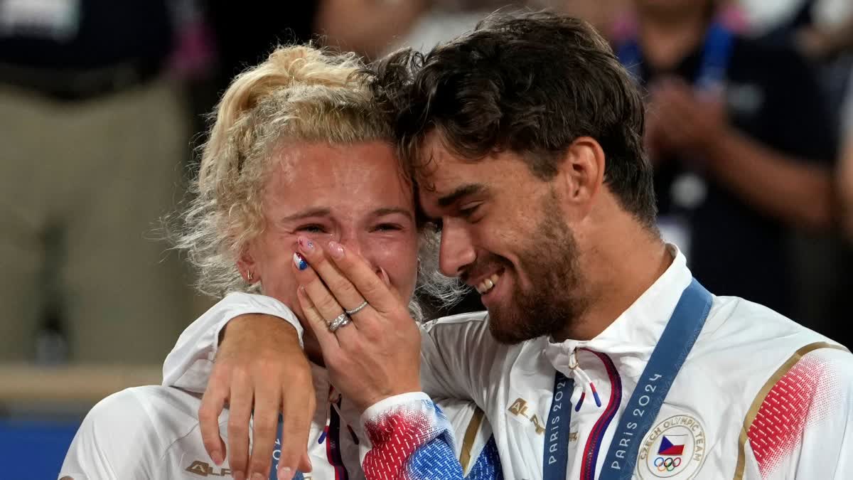 tennis couple kiss each other after winning gold medal in Paris Olympics 2024