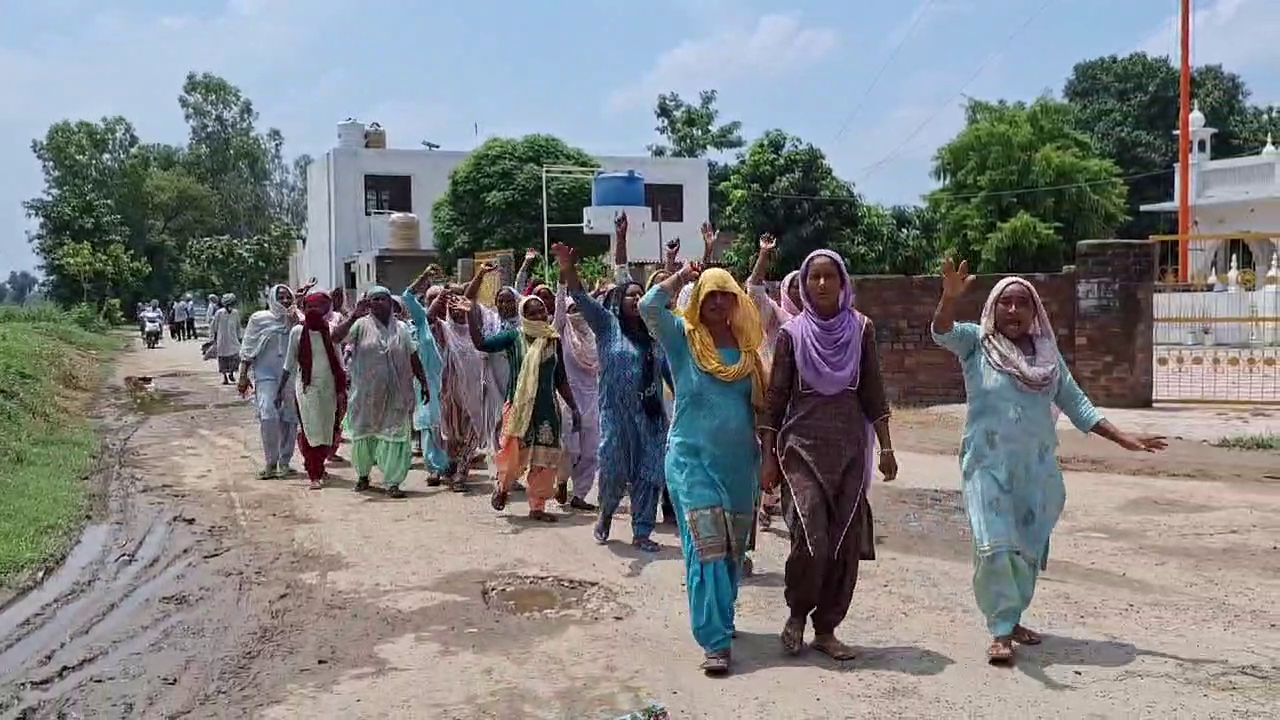 WOMEN AMRITSAR PUT UP A BARRICADE