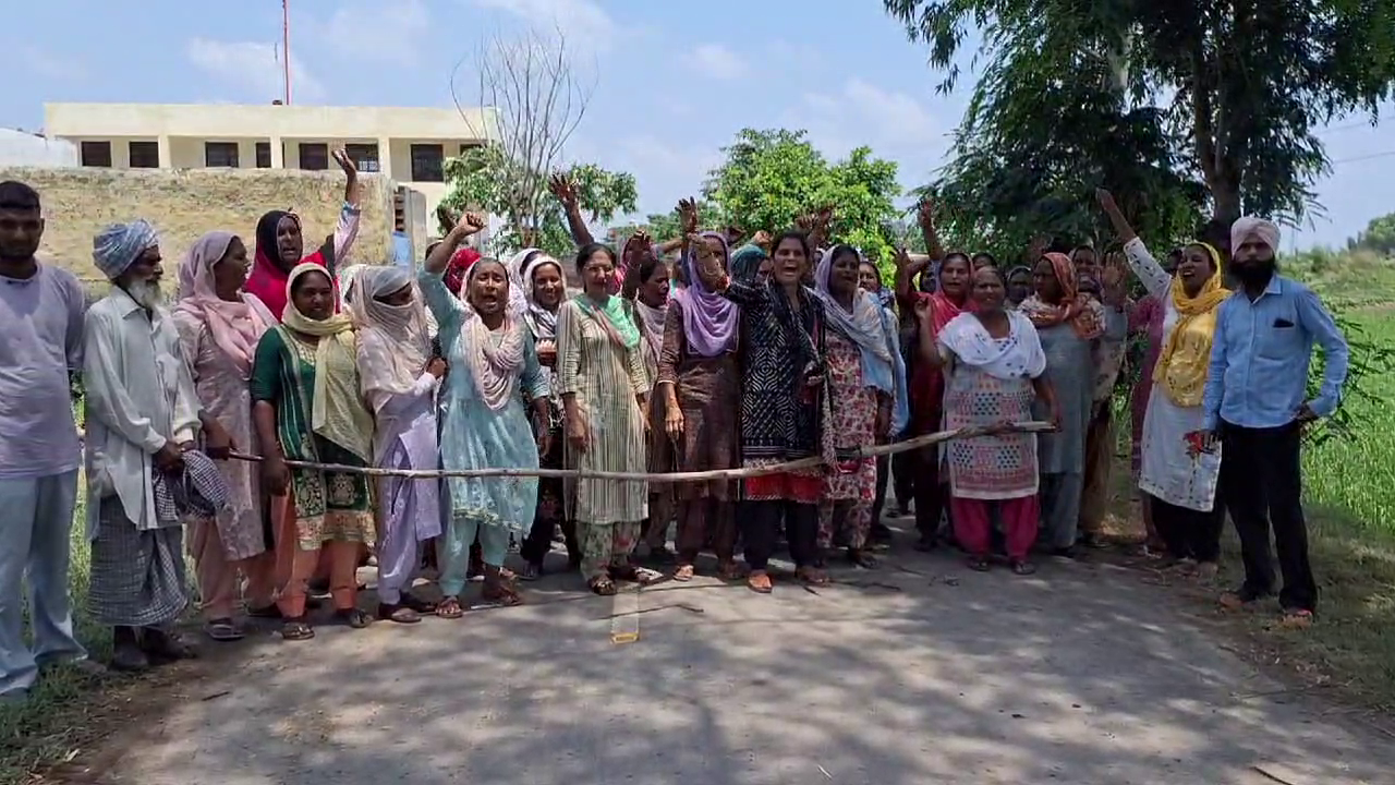 WOMEN AMRITSAR PUT UP A BARRICADE