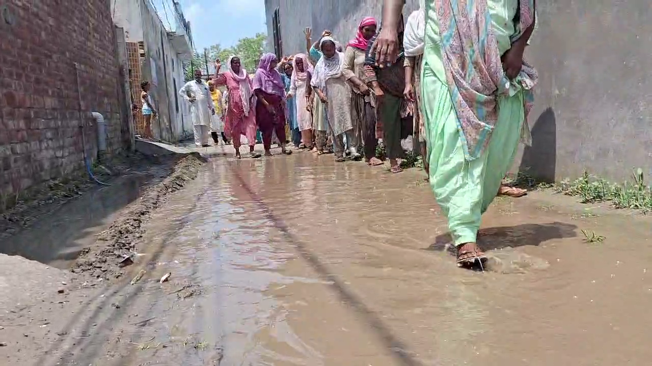 WOMEN AMRITSAR PUT UP A BARRICADE