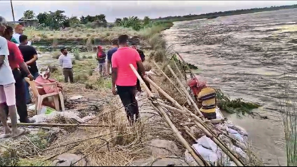 कटावरोधी कार्य करते मजदूर