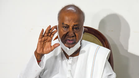 Former Prime Minister H D Deve Gowda travels in Delhi Metro