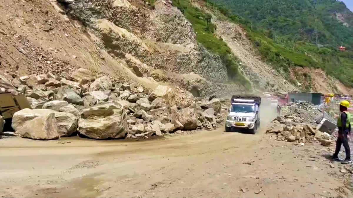 Road Blocked near Jhalogi Tunnel in Mandi