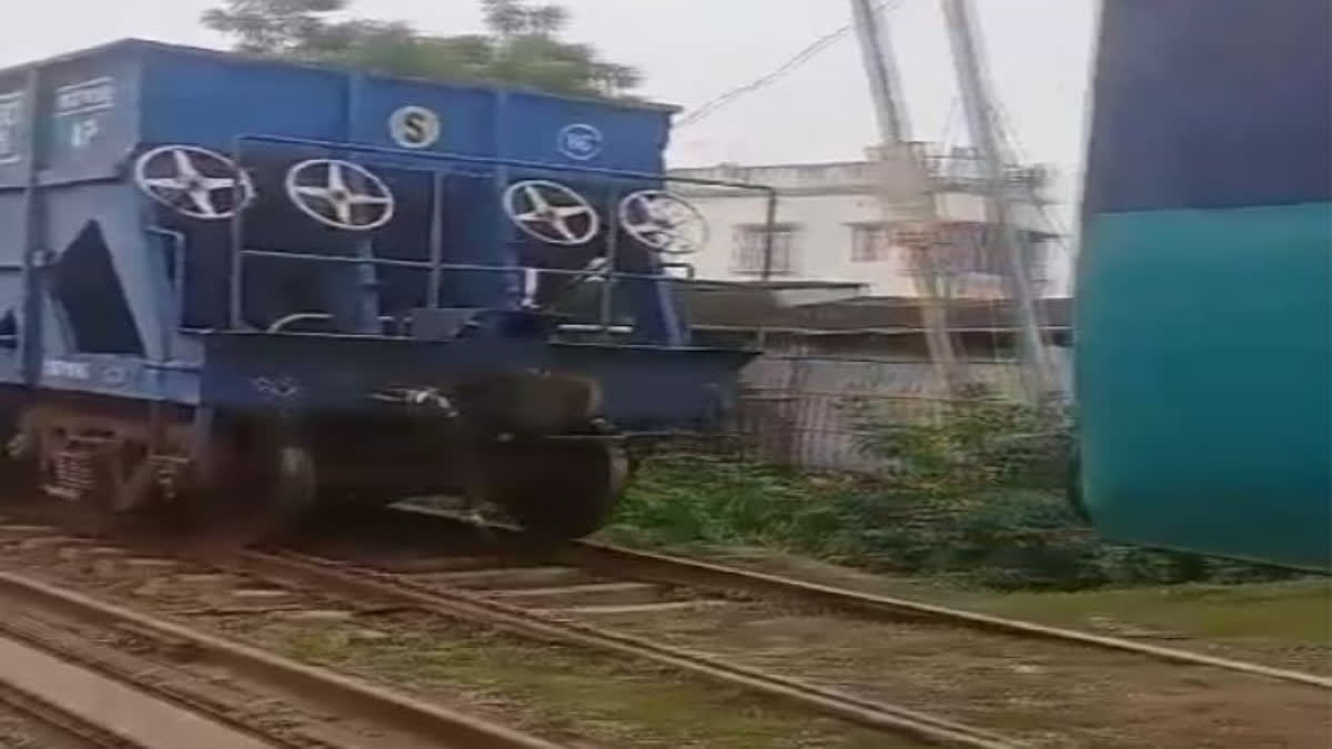 Jharkhand: Four bogies of engine-less train rolls on track, villagers raise alarm; no casualty