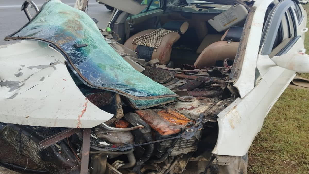 4 dead, 3 injured after car rams into parked truck in Karnataka's Chitradurga