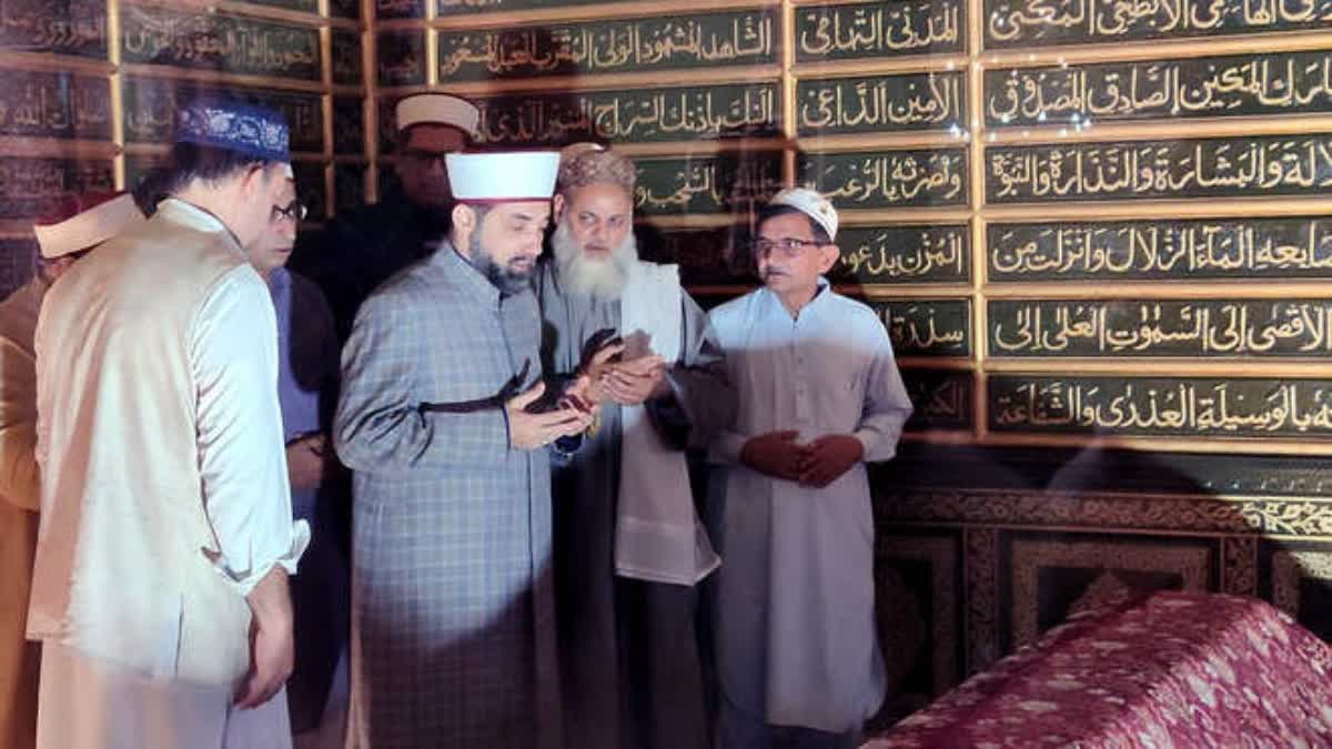 grandson of Sheikh Syed Abdul Qadir Jilani ,Shaykh Hashim Al-Gaylani visits Dastgeer Sahib shrine in Srinagar