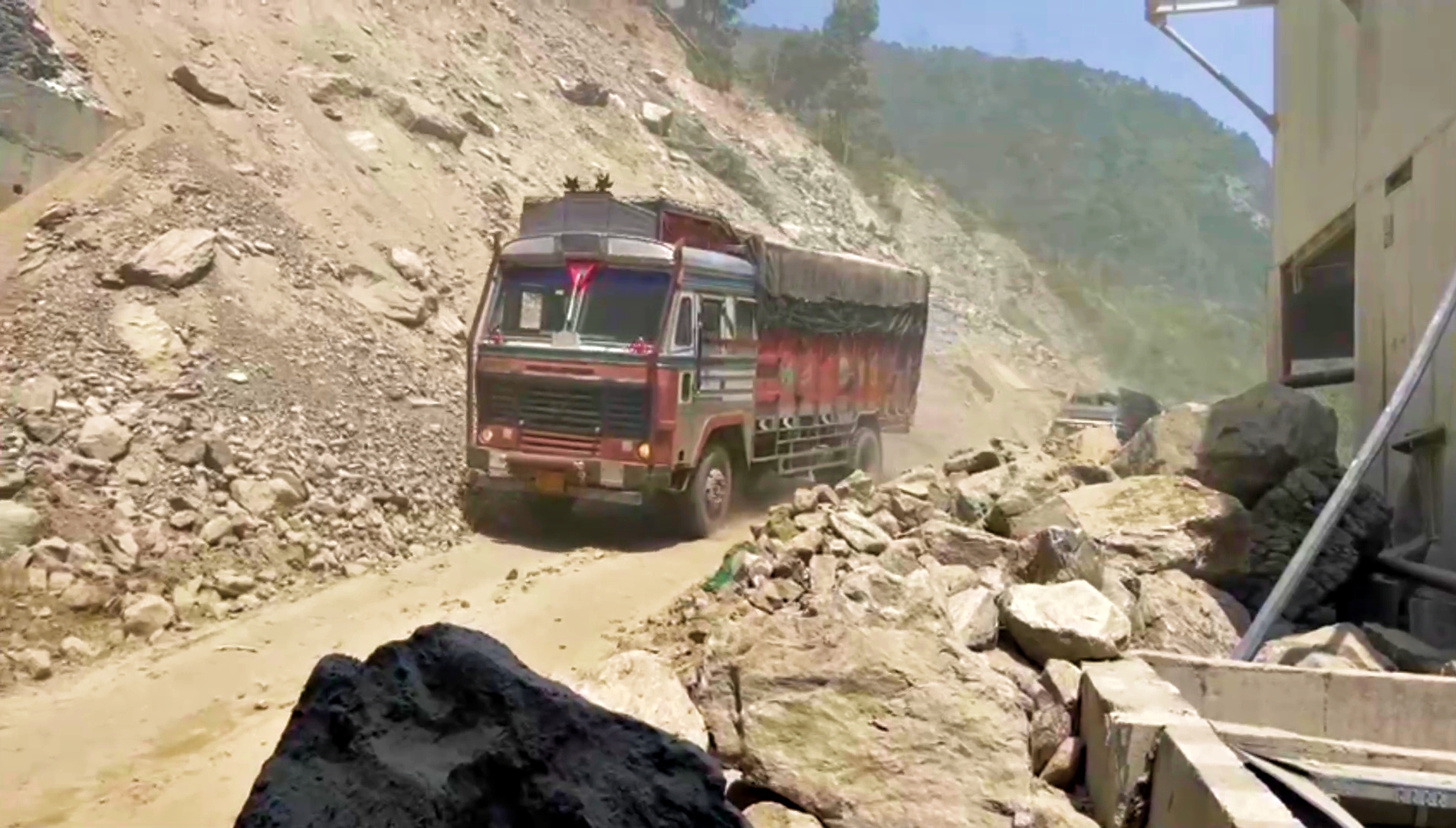 Road Blocked near Jhalogi Tunnel in Mandi