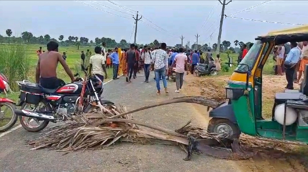 लोगों ने किया सड़क जाम.