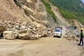 Road Blocked near Jhalogi Tunnel in Mandi
