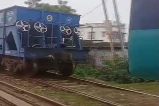 Jharkhand: Four bogies of engine-less train rolls on track, villagers raise alarm; no casualty