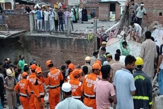 A three storey building collapsed in barabanki