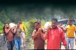 uttarakhand-rain-2023-family-members-troubles-for-funeral-due-to-road-block