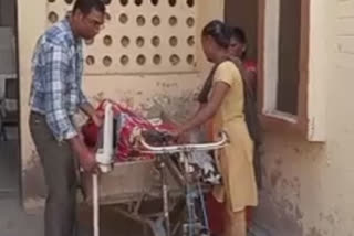 CHC brought the patient on handcart due to non-availability of ambulance In Jaunpur