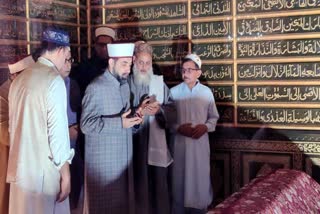 grandson of Sheikh Syed Abdul Qadir Jilani ,Shaykh Hashim Al-Gaylani visits Dastgeer Sahib shrine in Srinagar