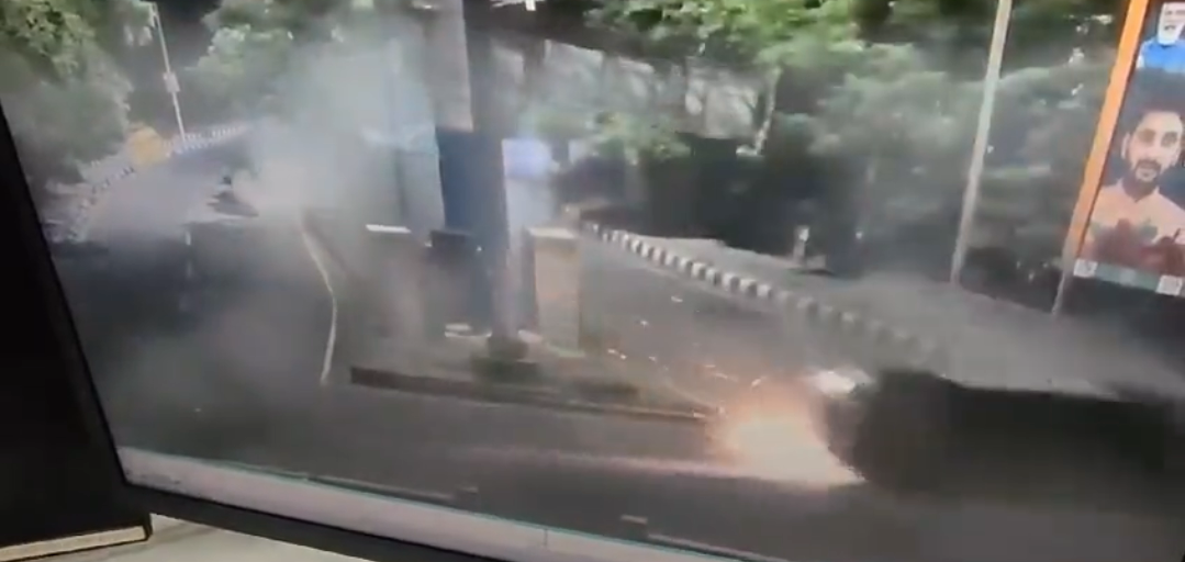 Accident News : यूनिपोल से टकराकर कई बार पलटी कार, युवक की मौत