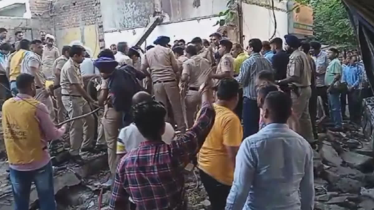 In Sector 33 of Chandigarh, 4 workers were crushed under the debris due to the collapse of the booth roof