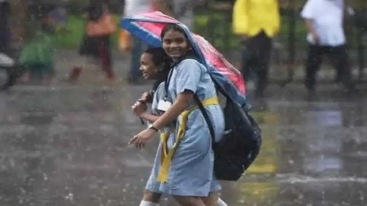 കനത്ത മഴ  സ്‌കൂളുകള്‍ക്ക് നാളെ അവധി  ദുരിതാശ്വാസ ക്യാമ്പുകള്‍  Collector Declared Leave For Schools  Thiruvananthapuram  തലസ്ഥാനത്ത് കനത്ത മഴ  ദുരിതാശ്വാസ ക്യാമ്പുകളുള്ള സ്‌കൂളുകള്‍  ദുരിതാശ്വാസ ക്യാമ്പുകള്‍