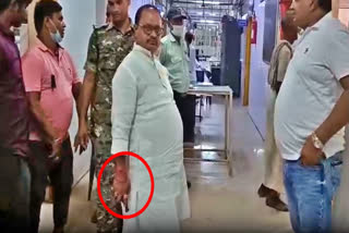 JDU MLA Gopal Mandal  Gopal Mandal reached hospital with revolver  JDU MLA with pistol  Gopal Mandal in hospital video  Gopal Mandal hospital pistol video  എംഎല്‍എ എത്തിയത് തോക്കുമായി  തോക്ക് കൈയ്യില്‍ പിടിച്ച് എംഎല്‍എ  ജനതാദള്‍ എംഎല്‍എ  എംഎല്‍എയുടെ കൈയ്യില്‍ തോക്ക്  ഗോപാല്‍ മണ്ടാല്‍ വൈറല്‍ വീഡിയോ