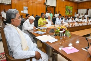 discussion-on-issues-of-villages-of-hampi-The delegation led by former MP VS Ugrappa met CM