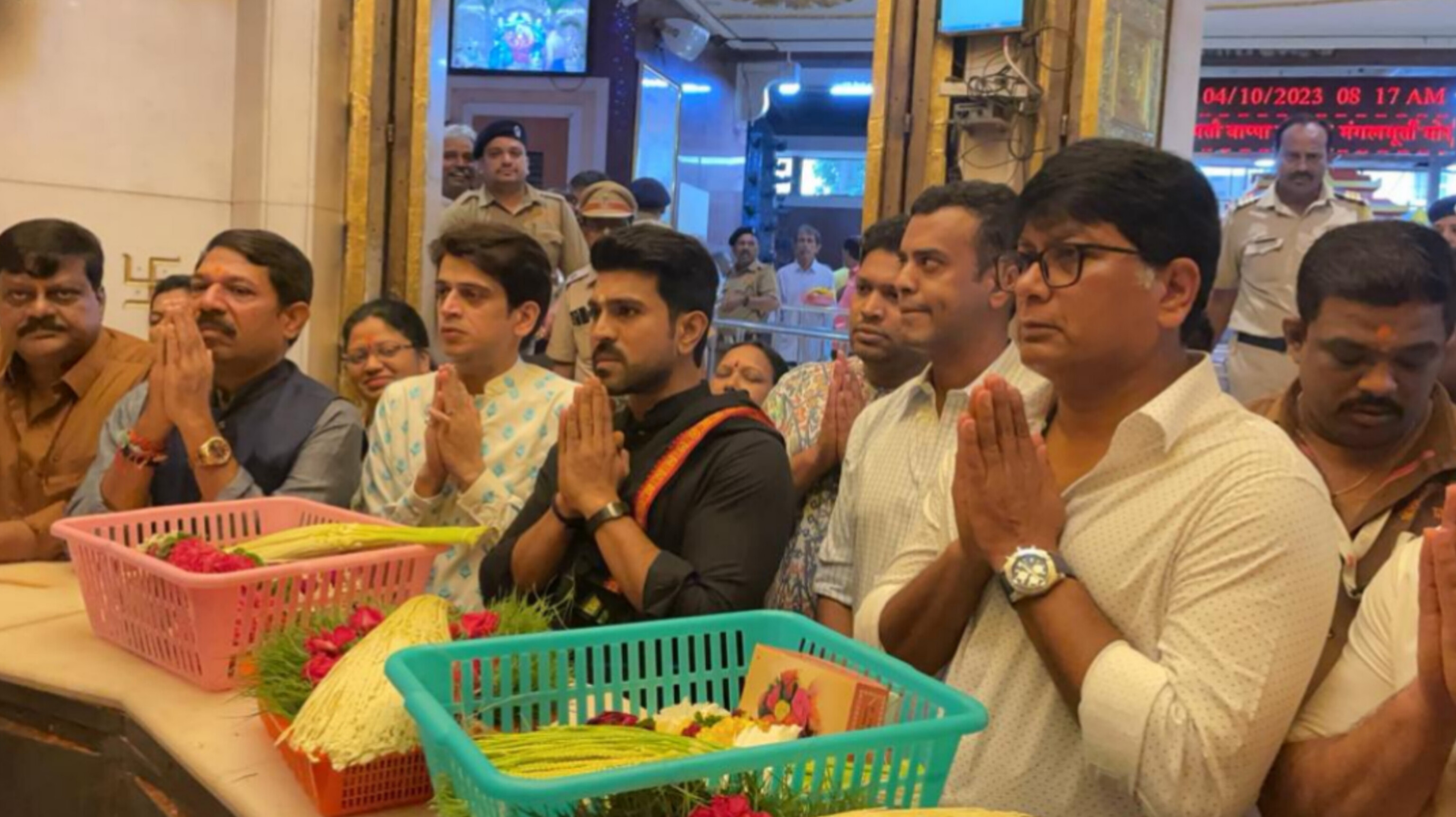 ram charan  sri siddhivinayak temple mumbai  ram charan at sri siddhivinayak temple  ram charan upcoming film  ram charan baby  rrr  രാം ചരണ്‍  സിദ്ധിവിനായക ക്ഷേത്രം  അയ്യപ്പ ദീക്ഷ  രാം ചരണിന്‍റെ വരാനിരിക്കുന്ന ചിത്രങ്ങള്‍  രാം ചരണിന്‍റെ മകള്‍